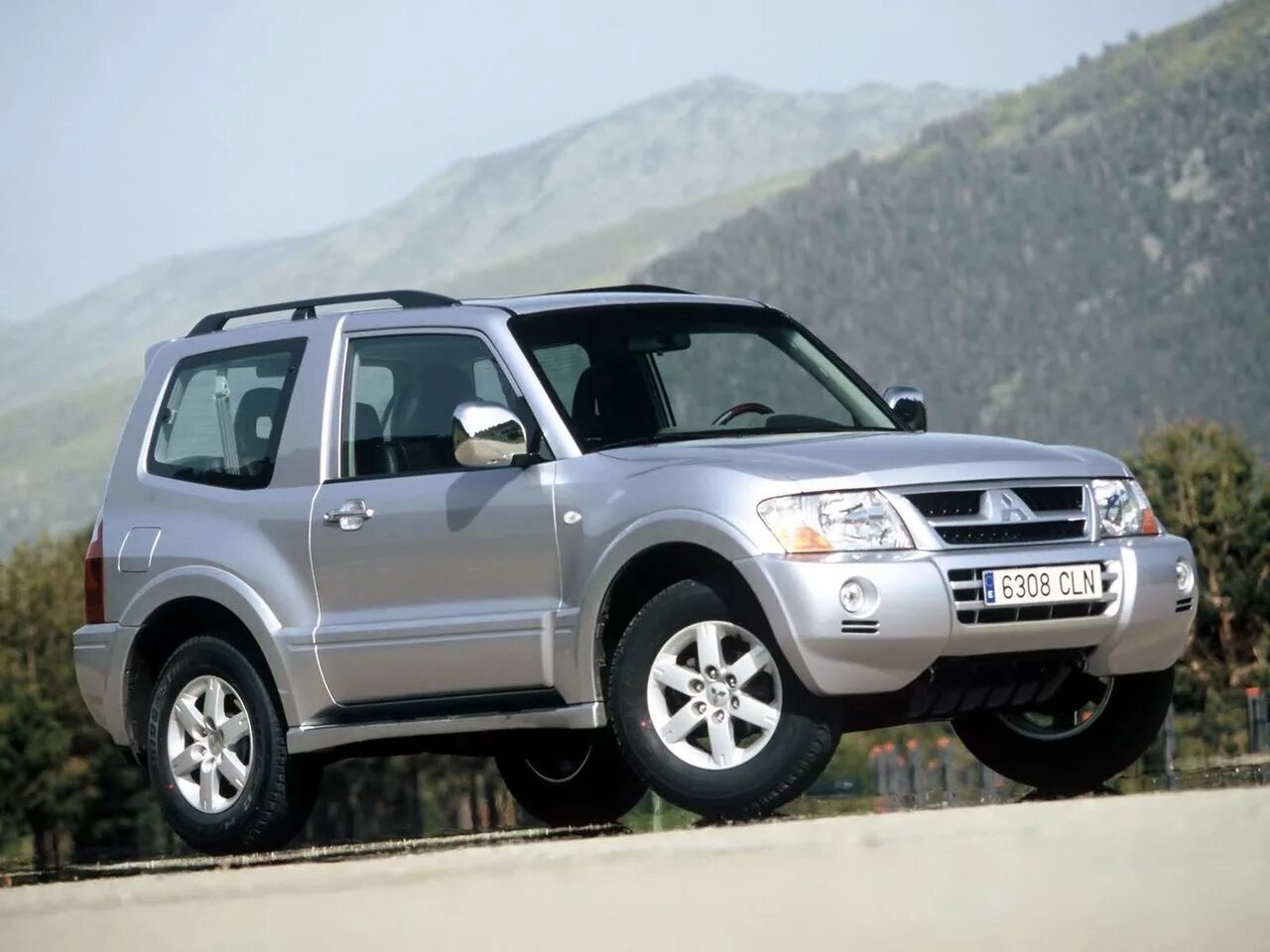 Mitsubishi название. Mitsubishi Montero 3. Митсубиси Монтеро 2006. Mitsubishi Pajero / Montero 3 1999-2006. Митсубиси Паджеро 2000 3 двери.