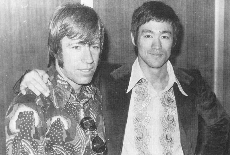 Чак норрис bruce lee. Чак норрис bruce lee. Чак норис против брюса ли. Брюс ли 1972. Чак норрис bruce lee.