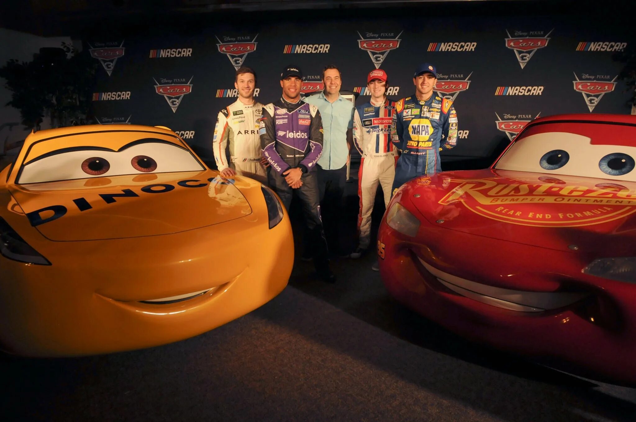 Тачки pixar. Молния Маккуин 3. Тачки 3 NASCAR. Тачки 3 гонщики NASCAR. Тачки 2 гонщики наскар.