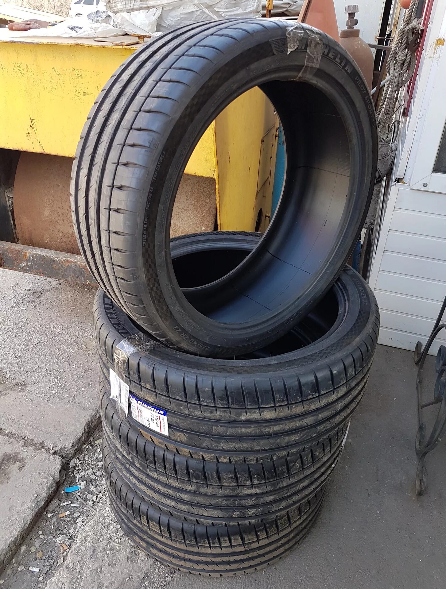 Michelin 4s 285/40 r22. Michelin Pilot Sport 4 s 275/40 r22. Michelin шины Pilot Sport 275/40 r22. Michelin Pilot Sport 4 s 275/35 r22 315/30 r22 107y,.