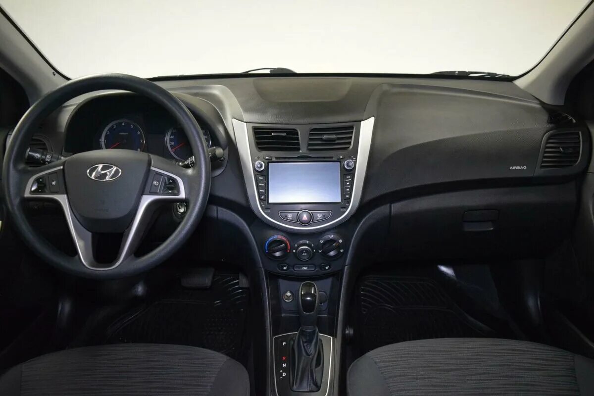 Hyundai solaris 1. Хендай солярис 2 2017 салон. 8. Hyundai solaris 2015 interior. Хендай солярис 2018 красный.