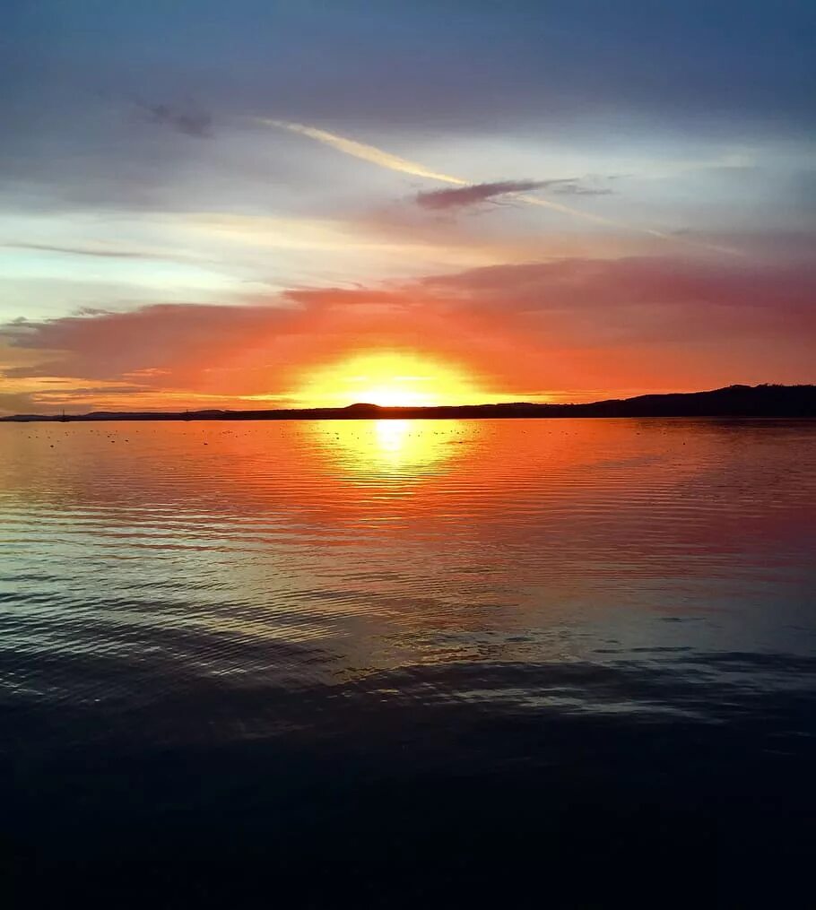Закат над озером. Озеро таир закат. Солнце в озере. Закат на озере. Закат на озере.
