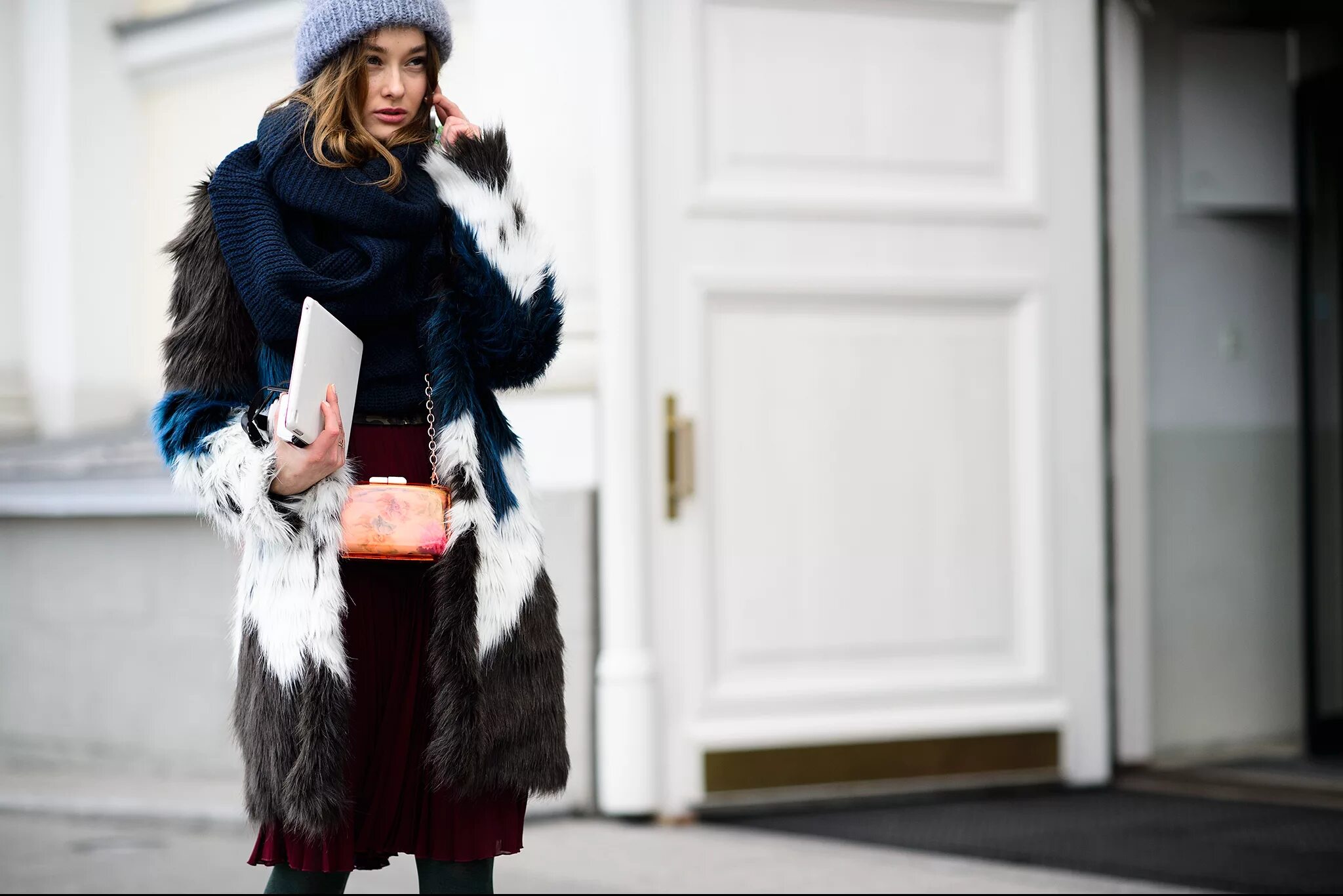 шапка к норковой шубе с капюшоном. обувь под длинную норковую шубу. шуба норковая. можно ли носить шубу в снег. девушка в стильной шубе.