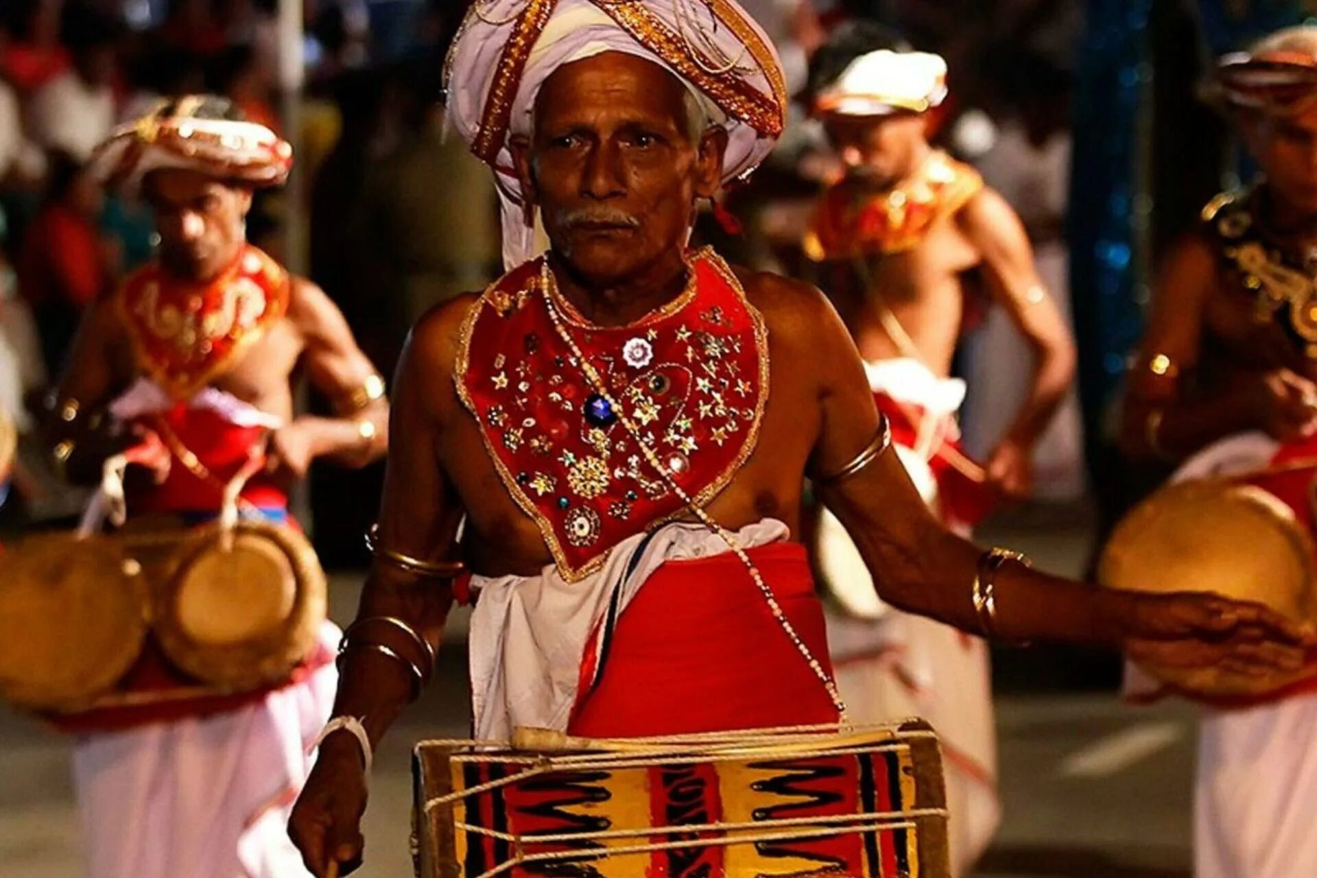 Шри ланка народ. Сингалы Шри Ланка. Карнавал Шри Ланка. Традиционная одежда Шри Ланки Kandy. Ланкийские мавры.