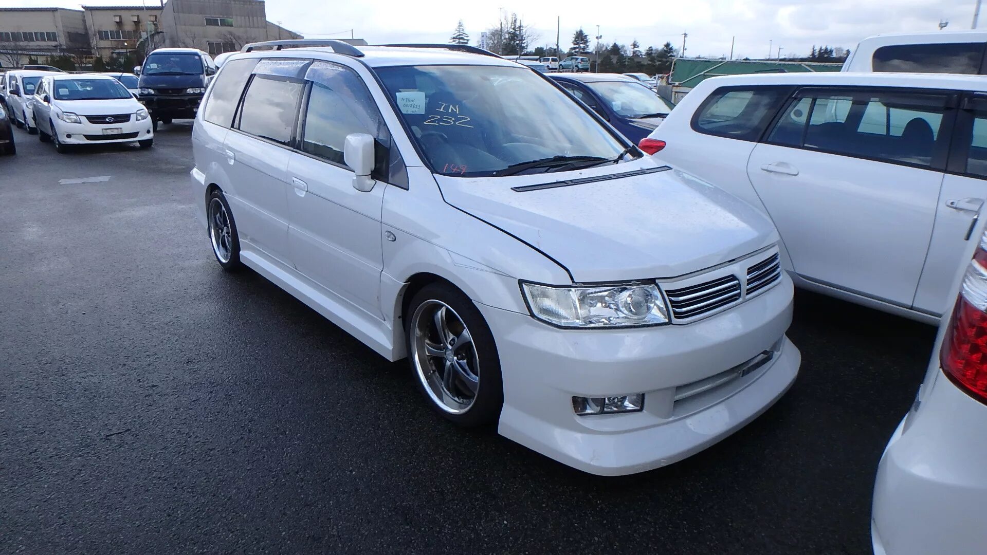 Купить митсубиси шариот грандис. Mitsubishi Chariot Grandis Tuning. Mitsubishi Chariot stance. Mitsubishi Chariot 2.4 1999. Mitsubishi Chariot 2 stance.