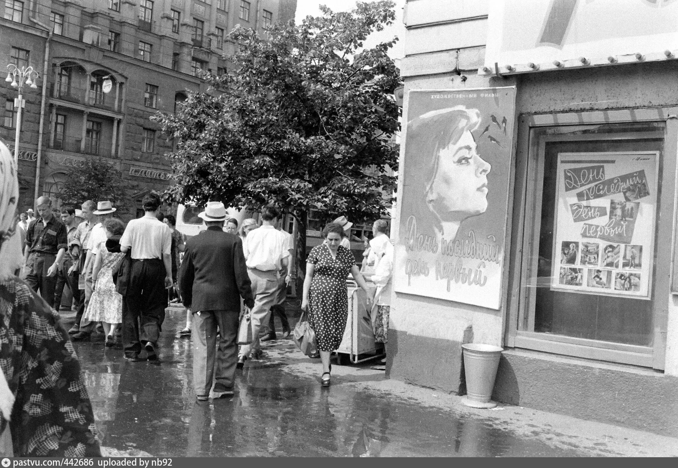 Улица Горького 1960. Улица Горького в Москве 1960 г. Кинотеатр в СССР В 1950е. СССР кафе на улице Горького в 60х.