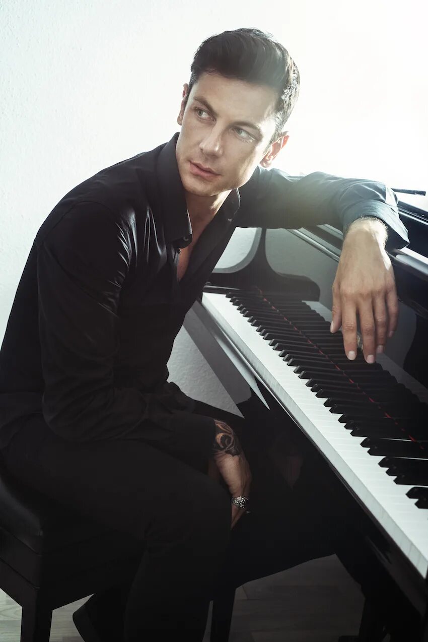 Maksim croatian. Пианист Maksim Mrvica.