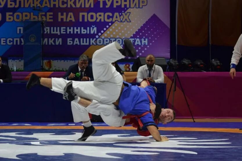 Сабантуй борьба куреш. Татарская национальная борьба көрәш. Борьба на поясах. Борьба на поясах. Раббани нургалиев борец.