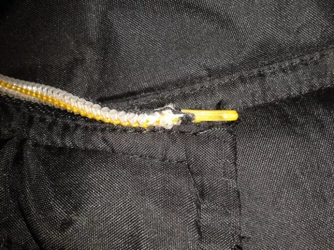 Починить молнию с помощью трубочки. Починить молнию трубочкой. Open your zipper. Лайфхаки для замка молнии на куртке с трубочкой. Сделать молнию на куртке с помощью трубочки.