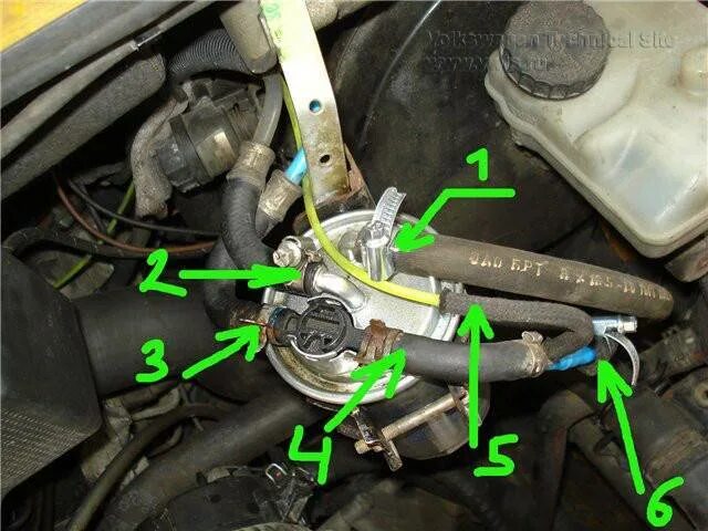 Нажимаем газ в пол. Топливный фильтр Фольксваген Каравелла т5 дизель. Клапан обратки Транспортер 2,5 дизель. Клапан обратный топливный Фольксваген. Трубки на печку Фольксваген т5 подсоединение.