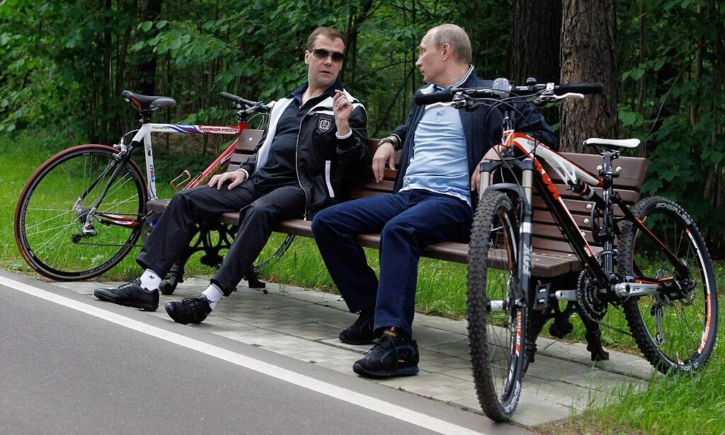 My new bicycle. Человек на велосипеде.