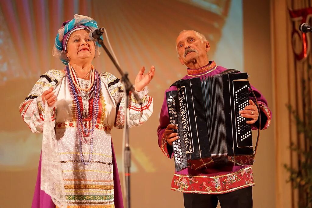 Тамбовская гармонь. Тамбовская гармонь. Фольклорный ансамбль канарейка санкт-петербург. Вальс память цветов аккордеон. Игра на гармони.