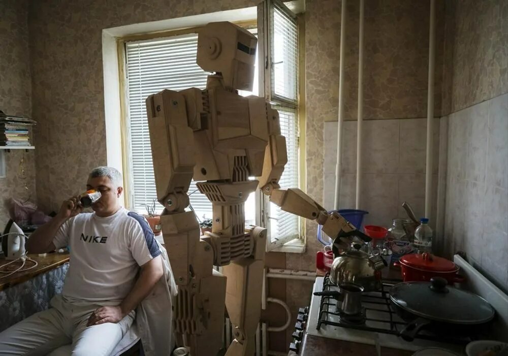 Модель робота из дерева. Макет робота из древесины. Робот муляж. Robot iz dereva. Обычного человека сделают роботом