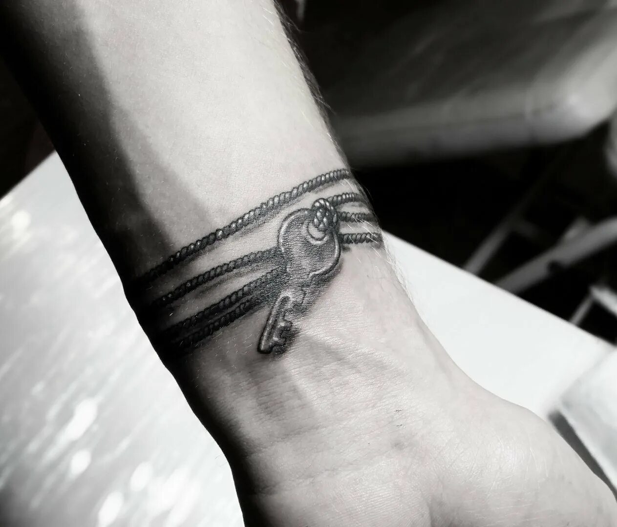 тату на руку для мужчин. лучшее тату на запястье. лучшее тату на запястье. татуировки на запястье мужские. маленькие татуировки для женщин.