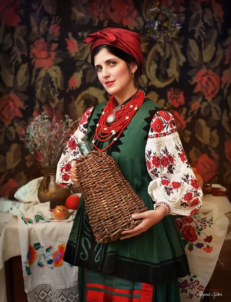 Украинская одежда 6. Украинский национальный костюм. Украинский костюм женский. Украинская традиционная одежда для женщин. Украинская народная одежда женская.