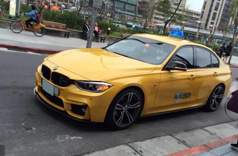 Машина такси бмв. Бмв ф30 такси. Такси бмв. Бмв м5 такси. Bmw m5 такси.
