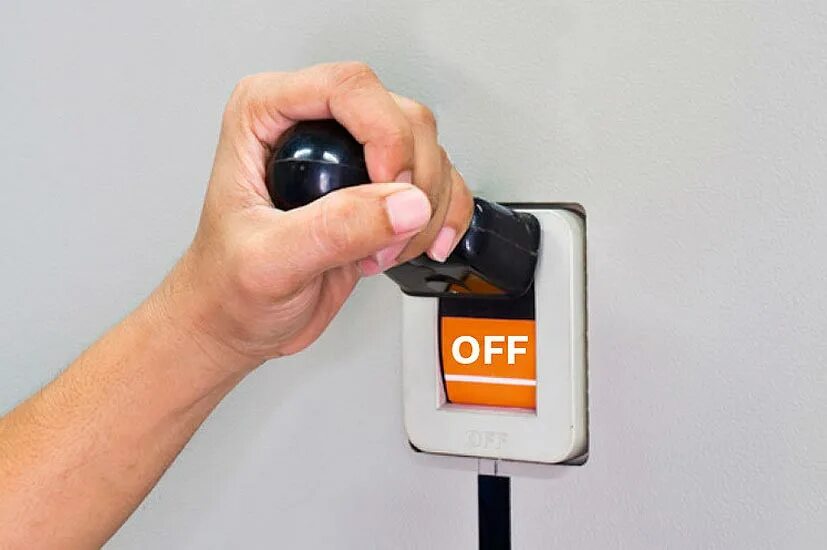 Вилка выключена из розетки. Мини выключись. Мини выключись. Мини выключись. Включатель выключатель света по хлопку.