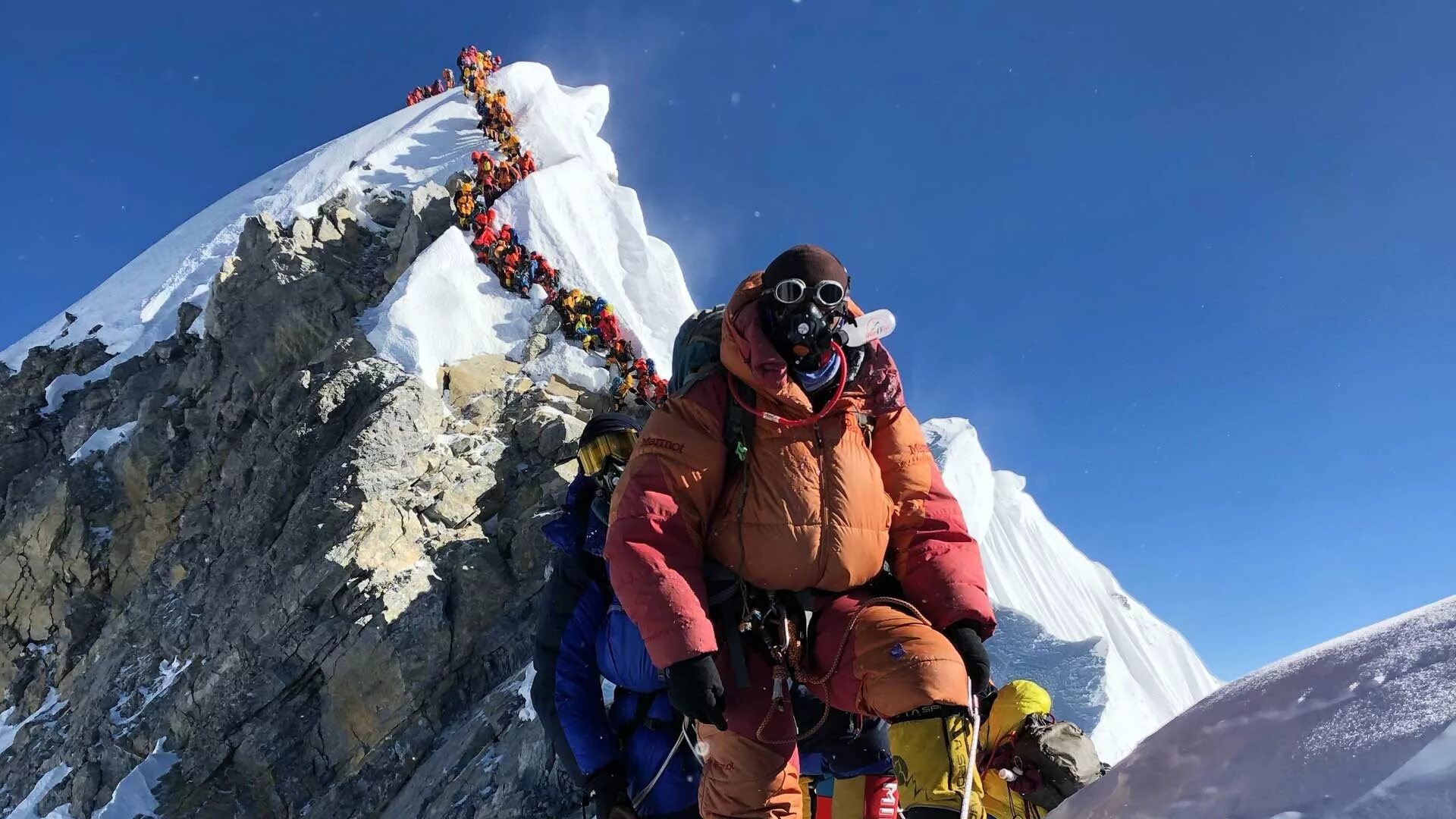 Сколько по времени подниматься на эверест. Эверест — вершина богов (2016). Ступень Хиллари на Эвересте. Эверест Джомолунгма альпинисты. Шон Шварнер.