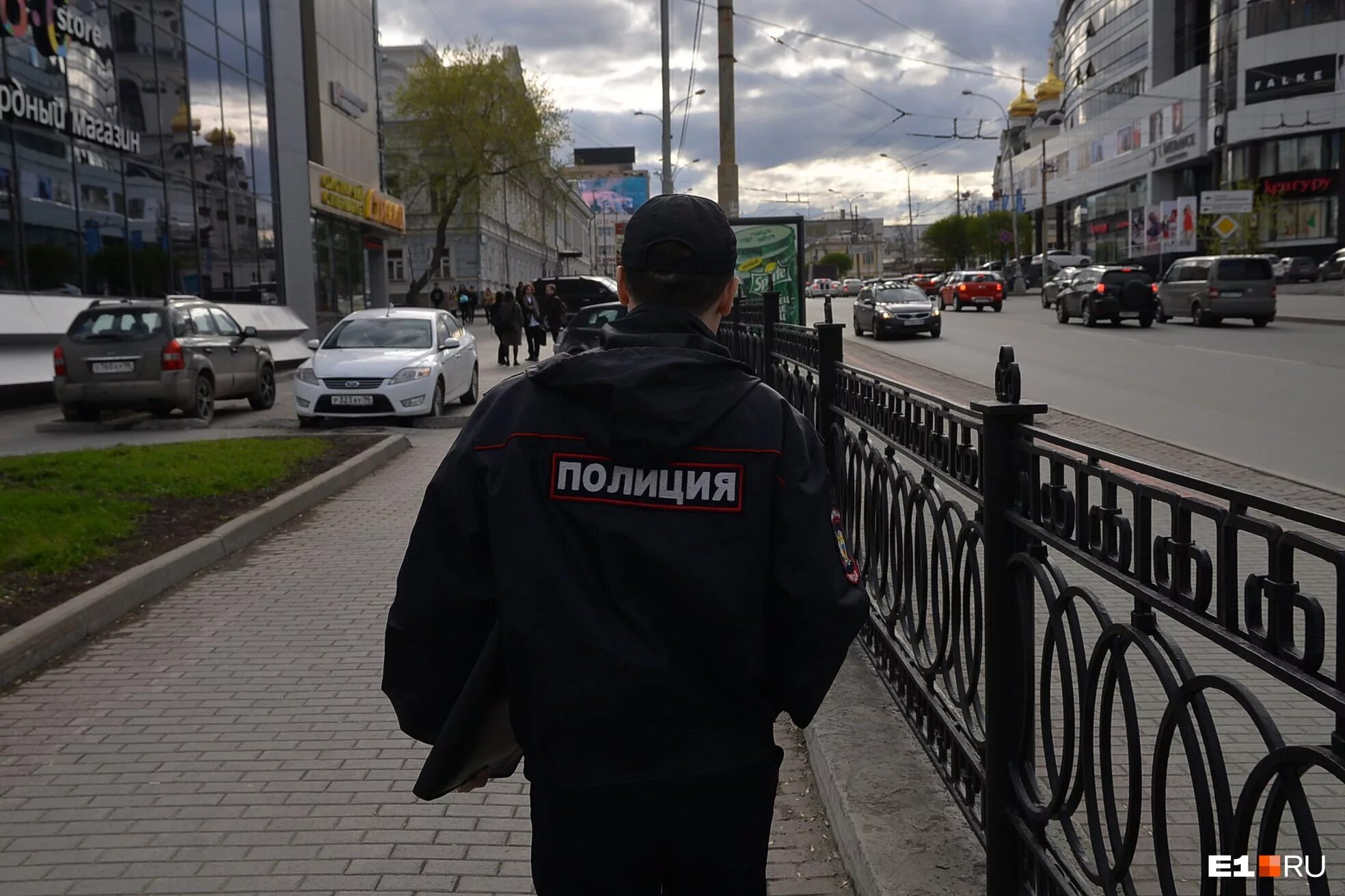 Полиция Екатеринбург. Милиция останавливает машины. Военная полиция автомобили. Фото человека полиции. Полиции остановите военные