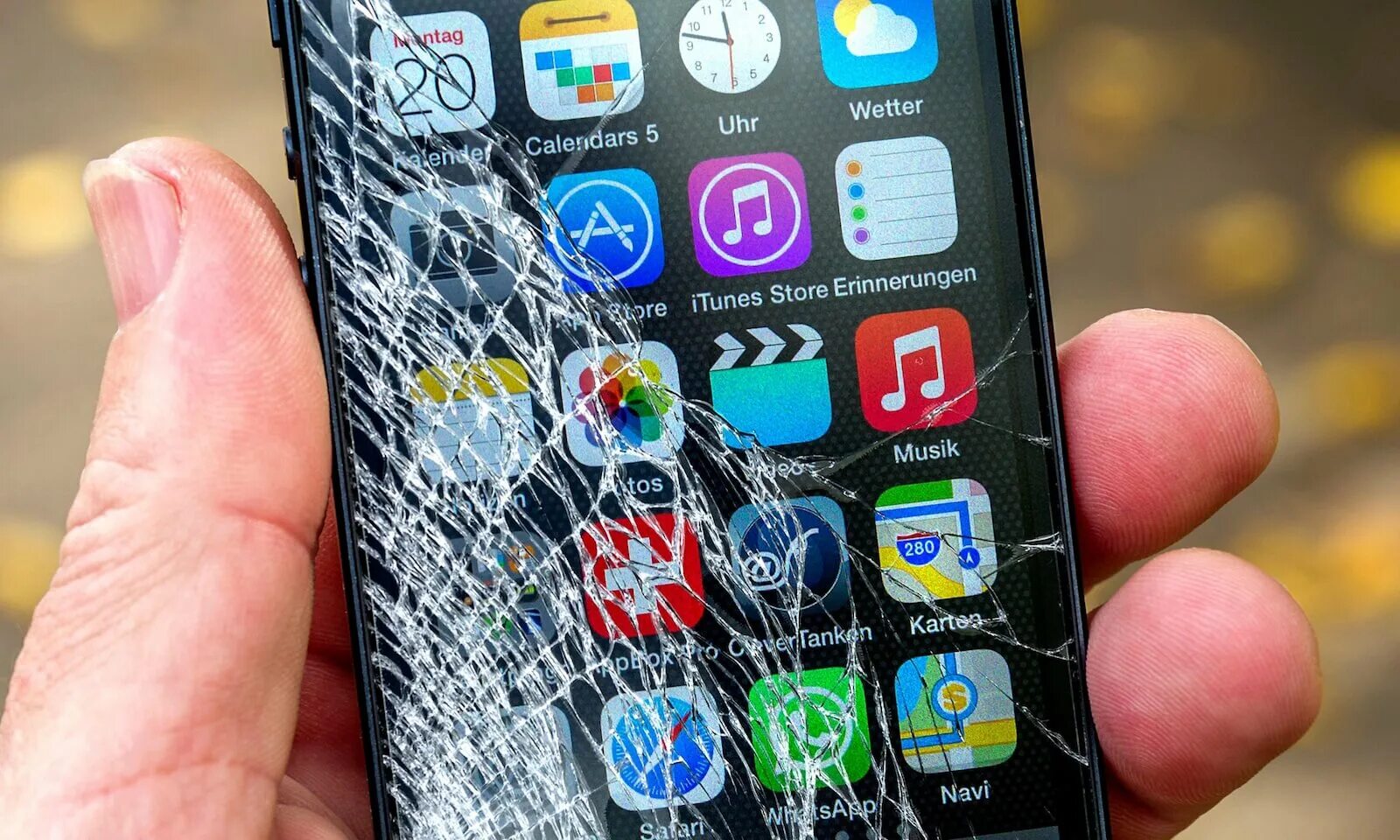 Покажи фото экрана телефона. Экран телефона. разбитый смартфон. разбитый экран iphone. разбитый экран смартфона.