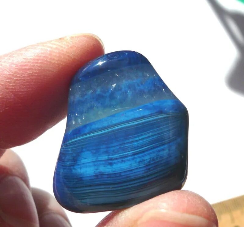 Камень нептуна 7 букв. Синий агат минерал. Голубой агат минерал. Голубой агат (сапфириновый). Голубой полосатый агат.