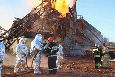 пожарный нефть
