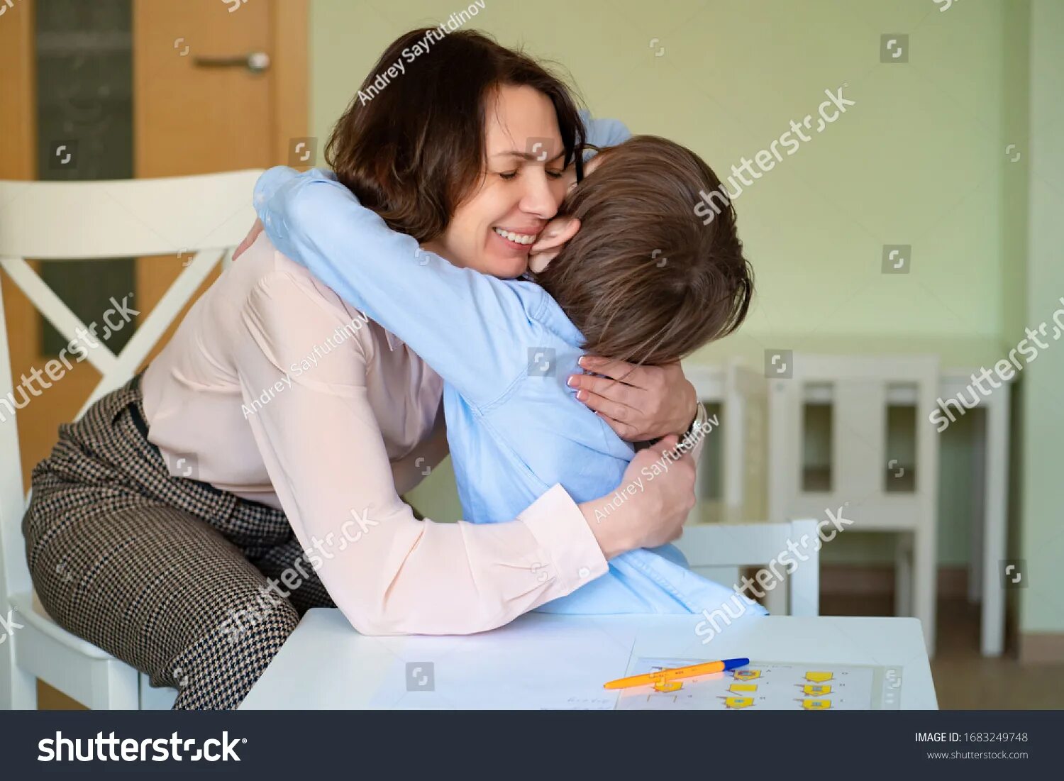 Mom hugs son. Обнимашки мамы с сыном в картинках. Мама обнимает сына. Mom hugs son. Фотосессия со взрослым сыном.