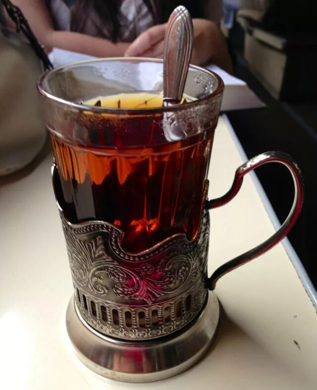 Налить стакан чаю. Горячий чай. Чайхана самовар. Чай в чайнике. Стакан чая в поезде.