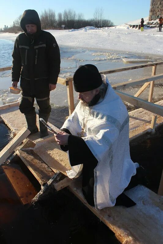 Уровень воды в реке волхов. Освящение воды. Сочельник Крещенский вода в море освящение. Остров Милосердие на реке Волхов зимой фотографии.