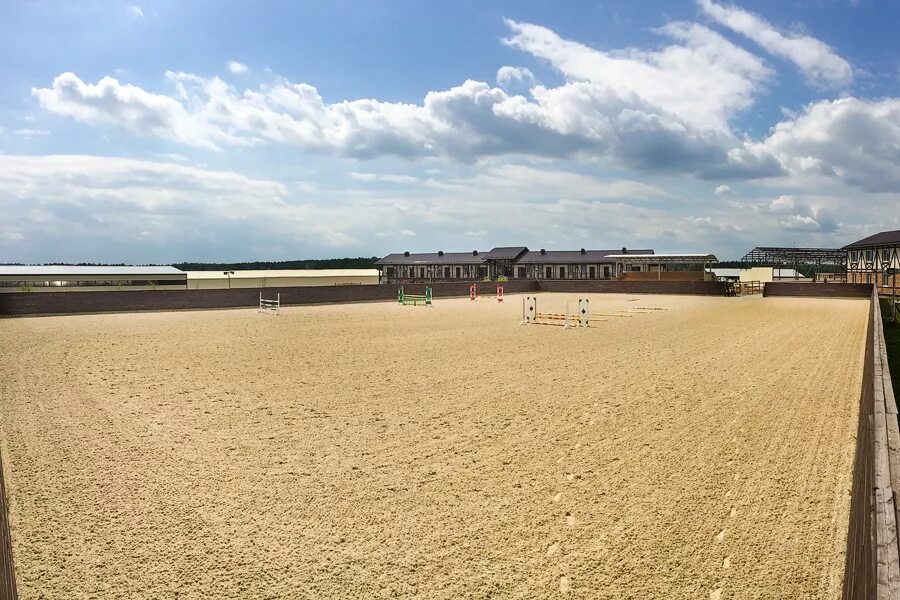 Манеж Максима Стейблс. КСК maxima stables. Конюшня Максима Стейблс. Конный манеж Максима.