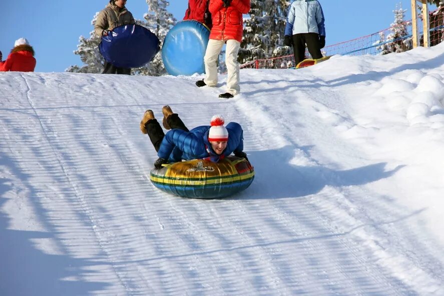 Катание с горки. Мальская долина горка для ватрушек. Горки зимой. Катание с горки на ватрушке. Место для катания на коньках.