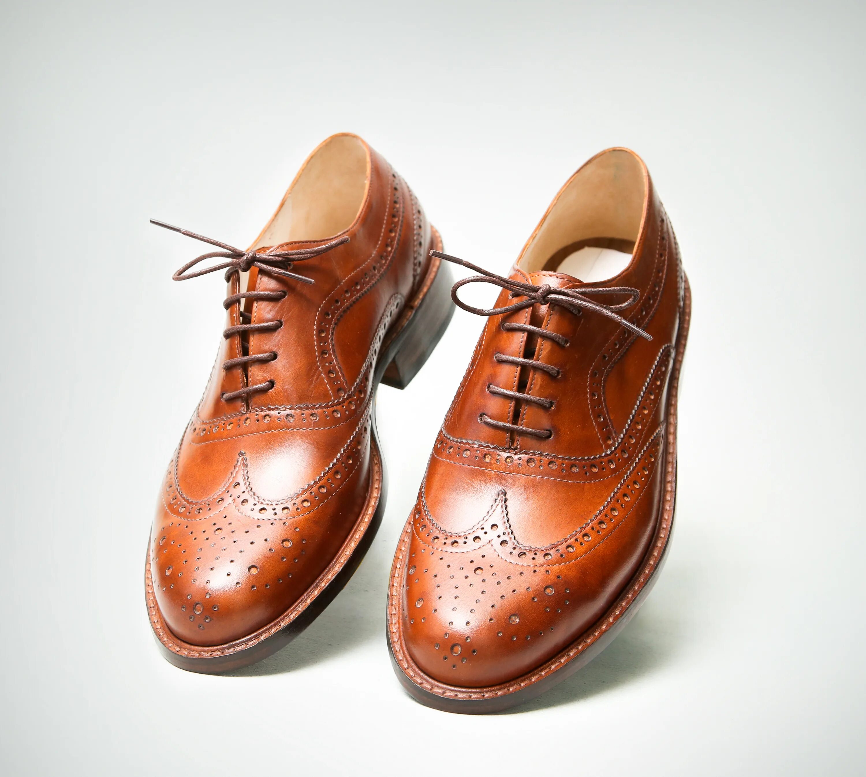 Мужская обувь реклама. Чинить обувь. Чистка обуви. Shoes обувь ремонт. Обувь сапожника.