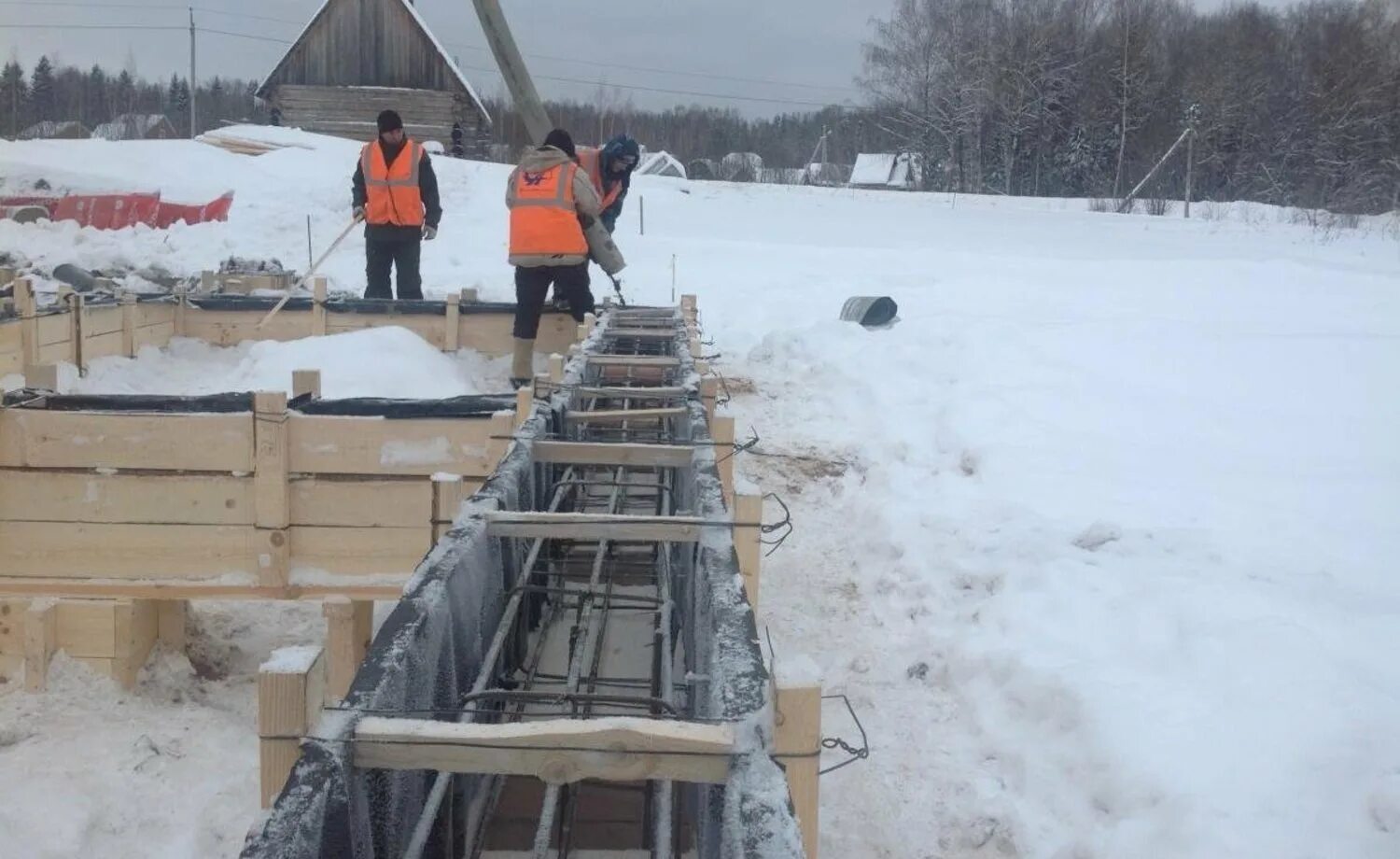 Фундамент зима. Дом с фундаментом. Зимний фундамент. Зимняя стройка бетонирование. Фундамент зимой.