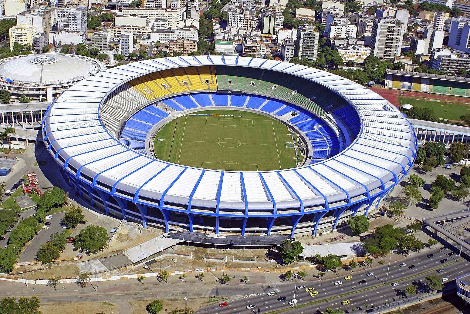 Стадион «Маракана» в Рио-де-Жанейро, Бразилия.. Стадион Маракана в Бразилии. Футбольный стадион Маракана в Бразилии. Достопримечательности Бразилии стадион Маракана. Знаменитый стадион в рио 8