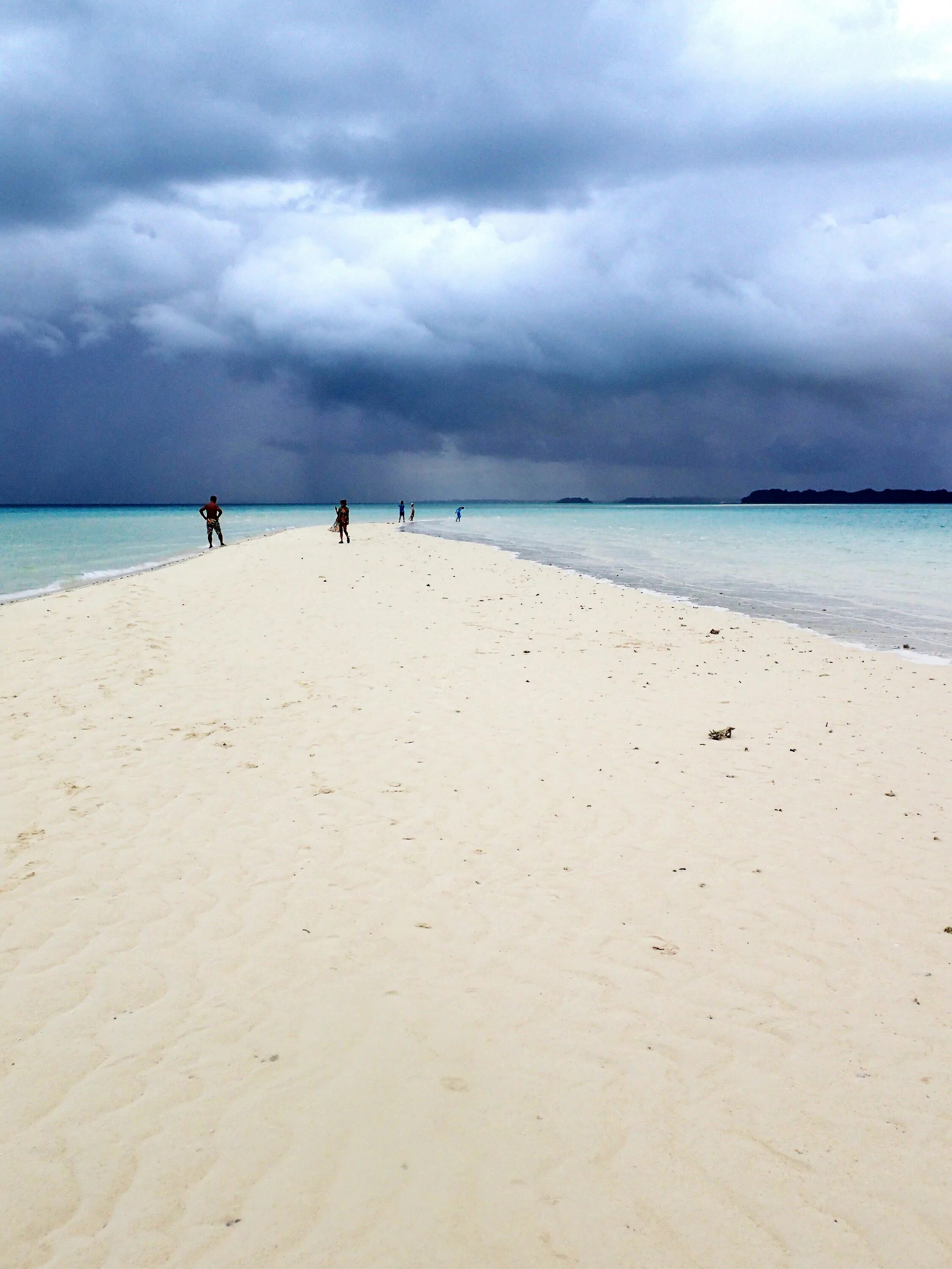 White beach. Белый песок Благовещенская. Пляж с белым песком. Побережье с белым песком. Белоснежный пляж.