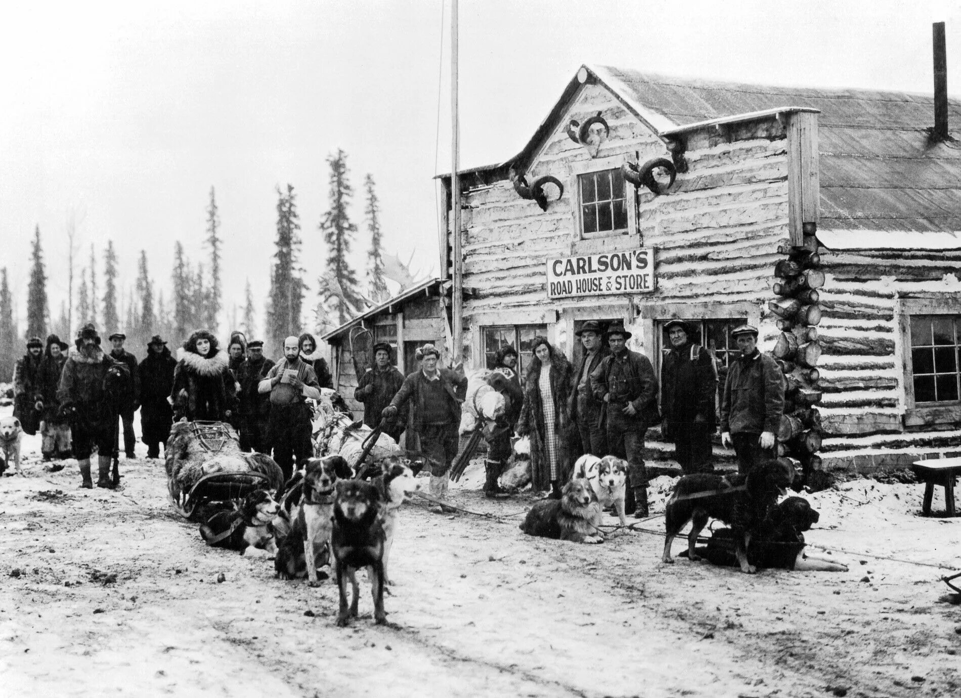 Клондайкская золотая лихорадка 1896. Джек лондон золотоискатели аляска. Золотоискатели аляски 19 век. Перевал чилкут аляска. Клондайкская золотая лихорадка 1896.