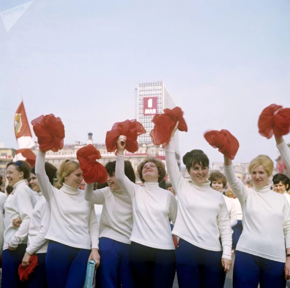 Демонстрация 1 мая в СССР. Парад 1 мая СССР. Мир труд май парад. Советские дети на демонстрации.