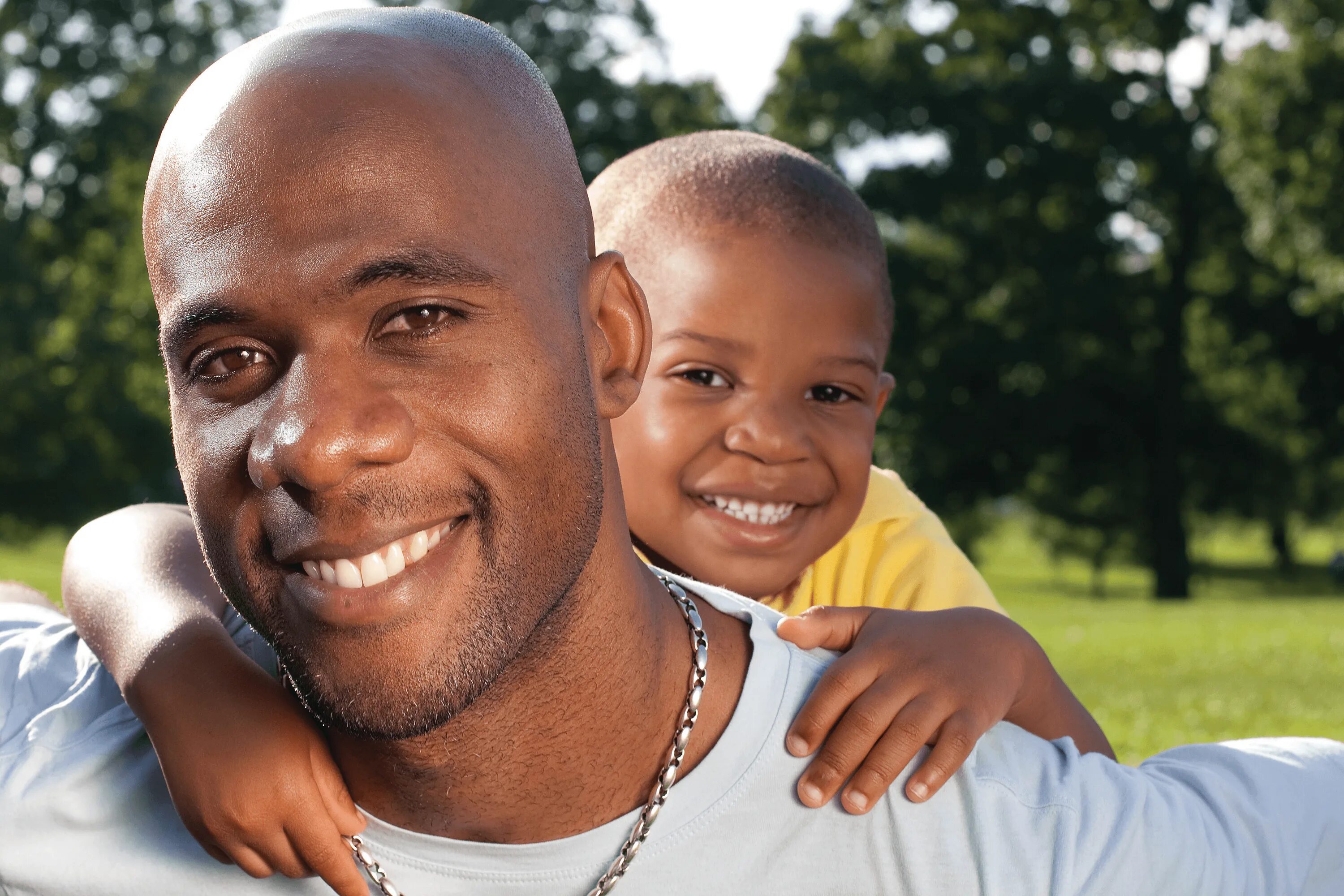 Через daddy. Black father and son. Father's Day фото чернокожих людей. Черный Daddy. Black man dad.