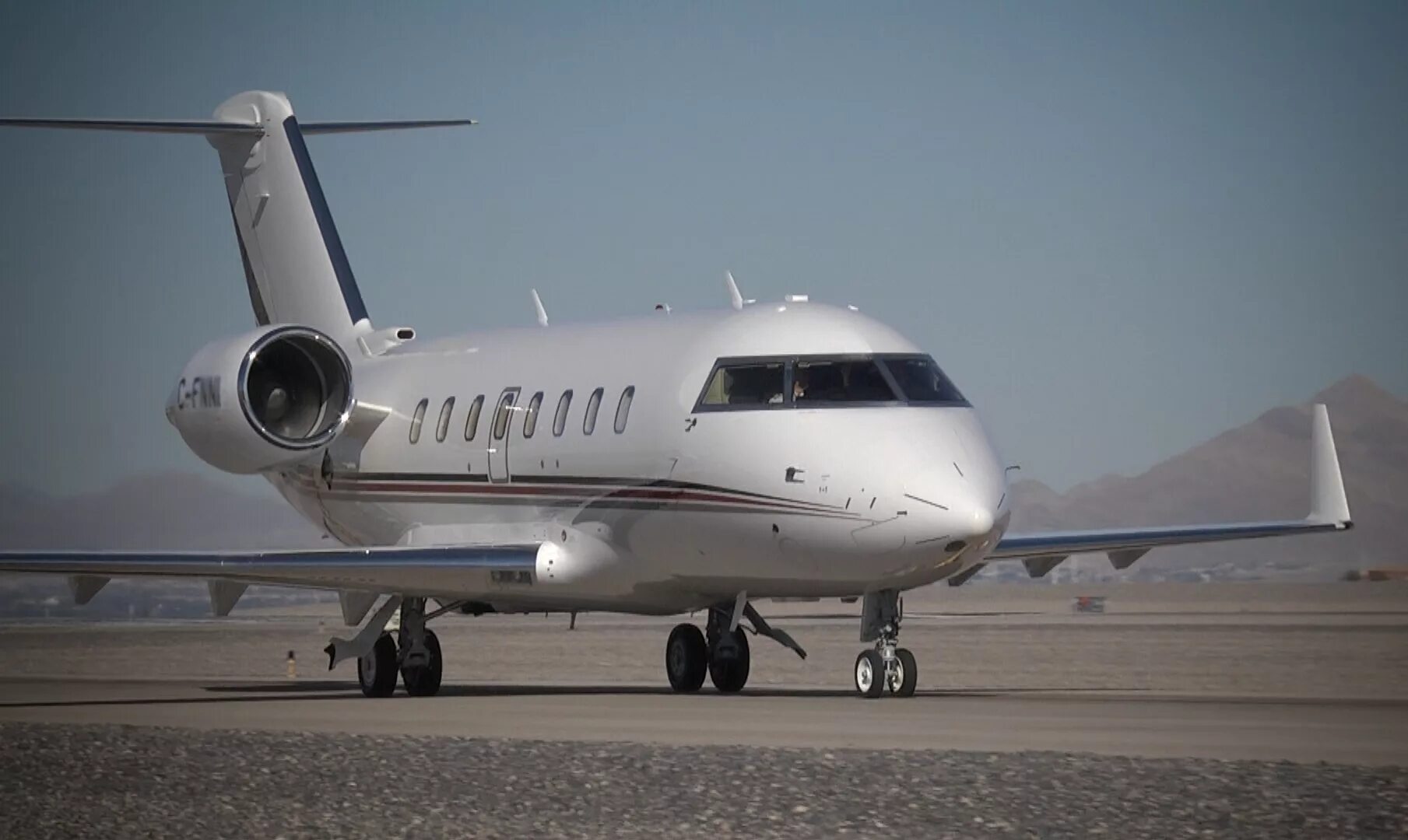 Bombardier 650. Самолет Bombardier Challenger 650. Бомбардье Челленджер 650. Бизнес Джет Challenger 650. Bombardier Challenger 650 салон.