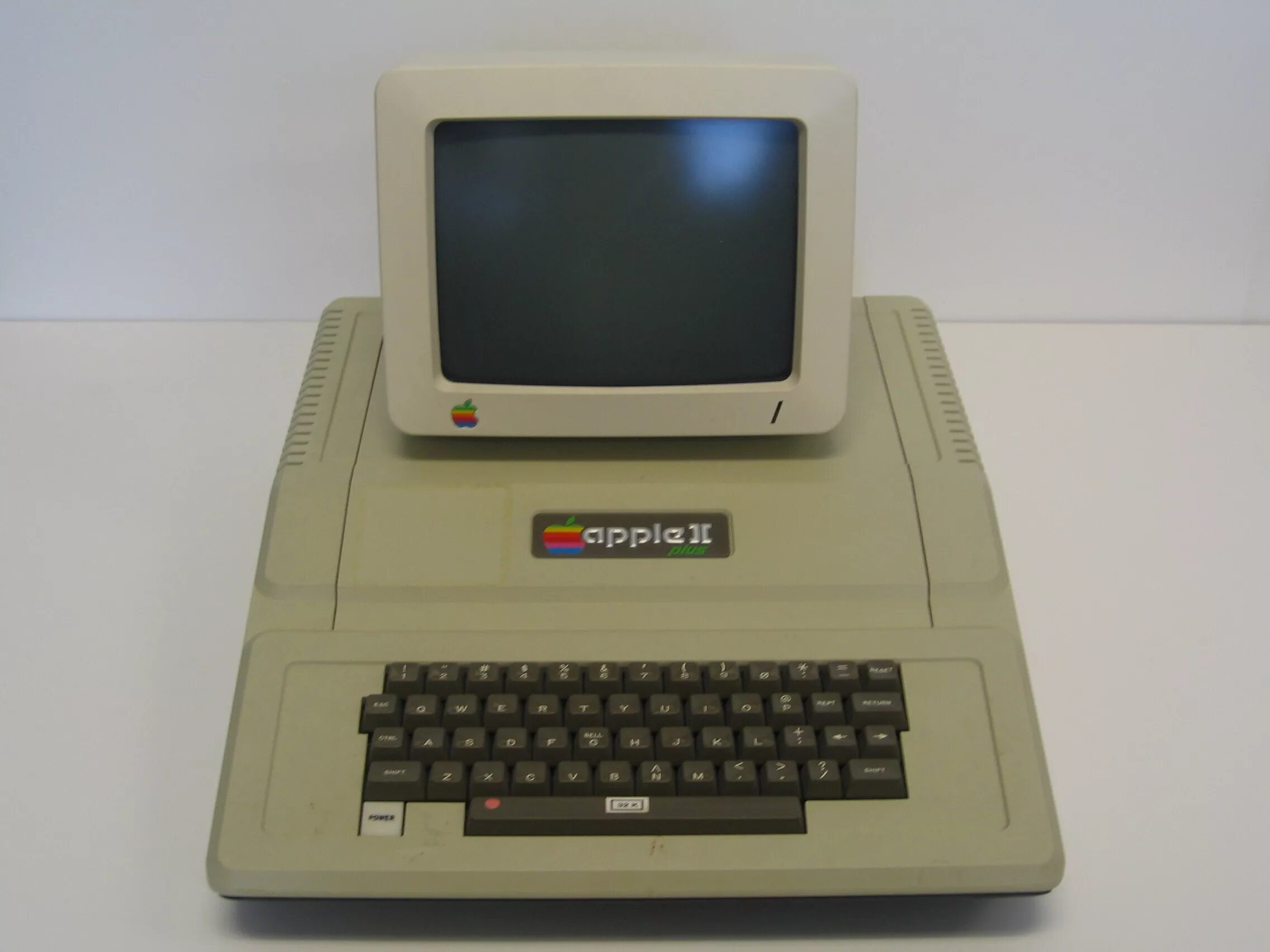 Apple Computer 2. Apple II Plus. Apple II 1977. Первый компьютер Apple 2.