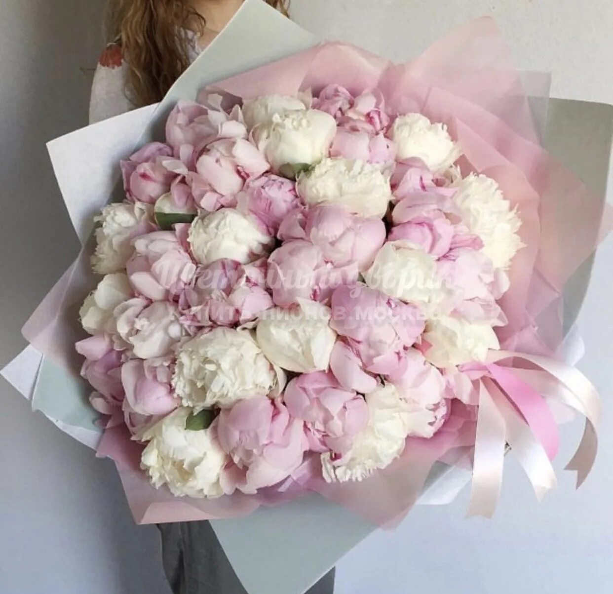 Букет роз. Нежную огромным. Цветы кустовые розы. Букет с 55 пионами. Букет шикарный.