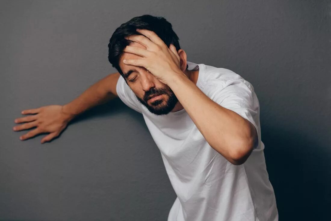 I feel dizzy. Кружится голова. Человек у которого кружится голова. У человека закружилась голова. Человек с головокружением.