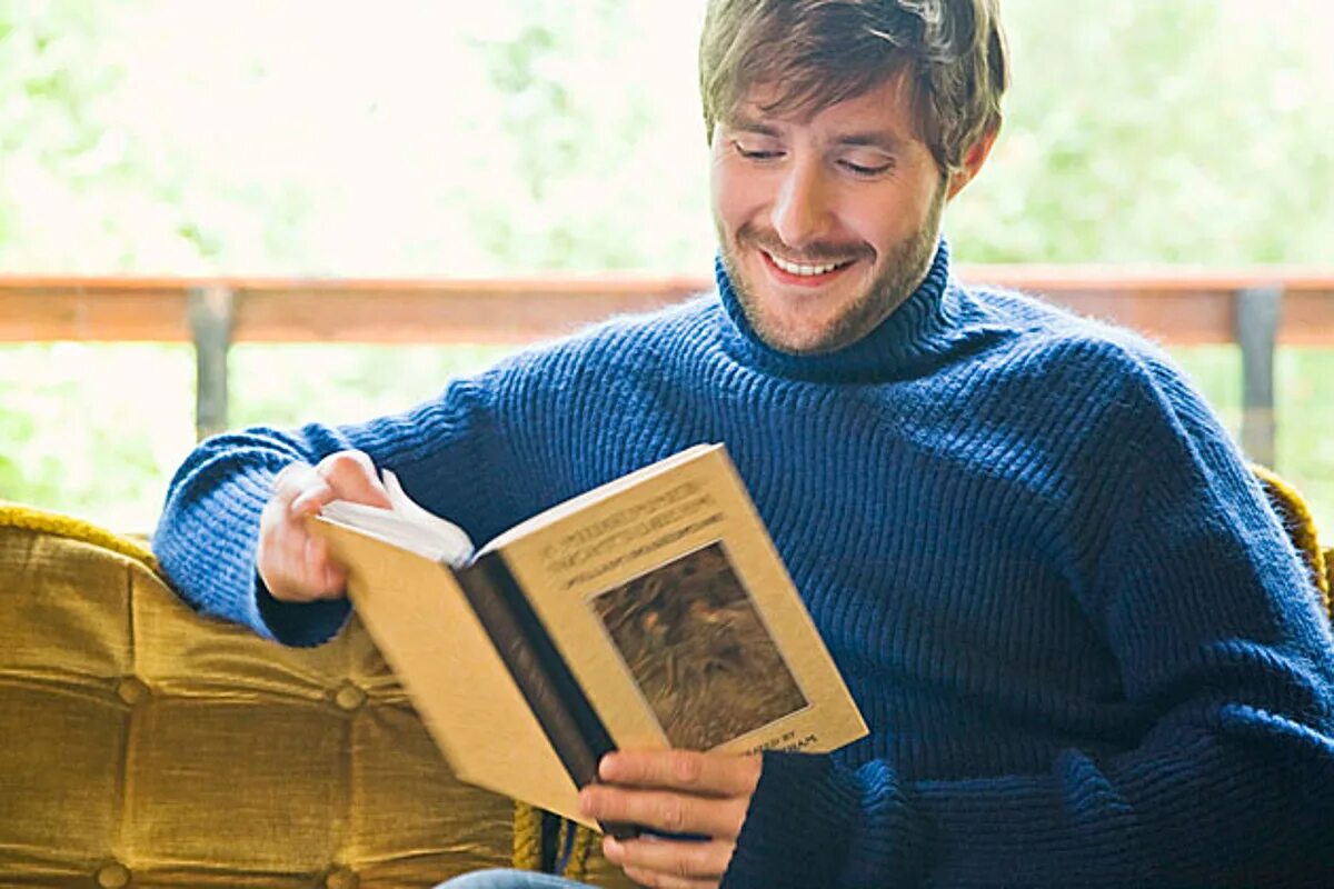 Читаем бай. Мужчина с книгой. Парень с книгой. Мужчина читает. Стильные парни с книжками.