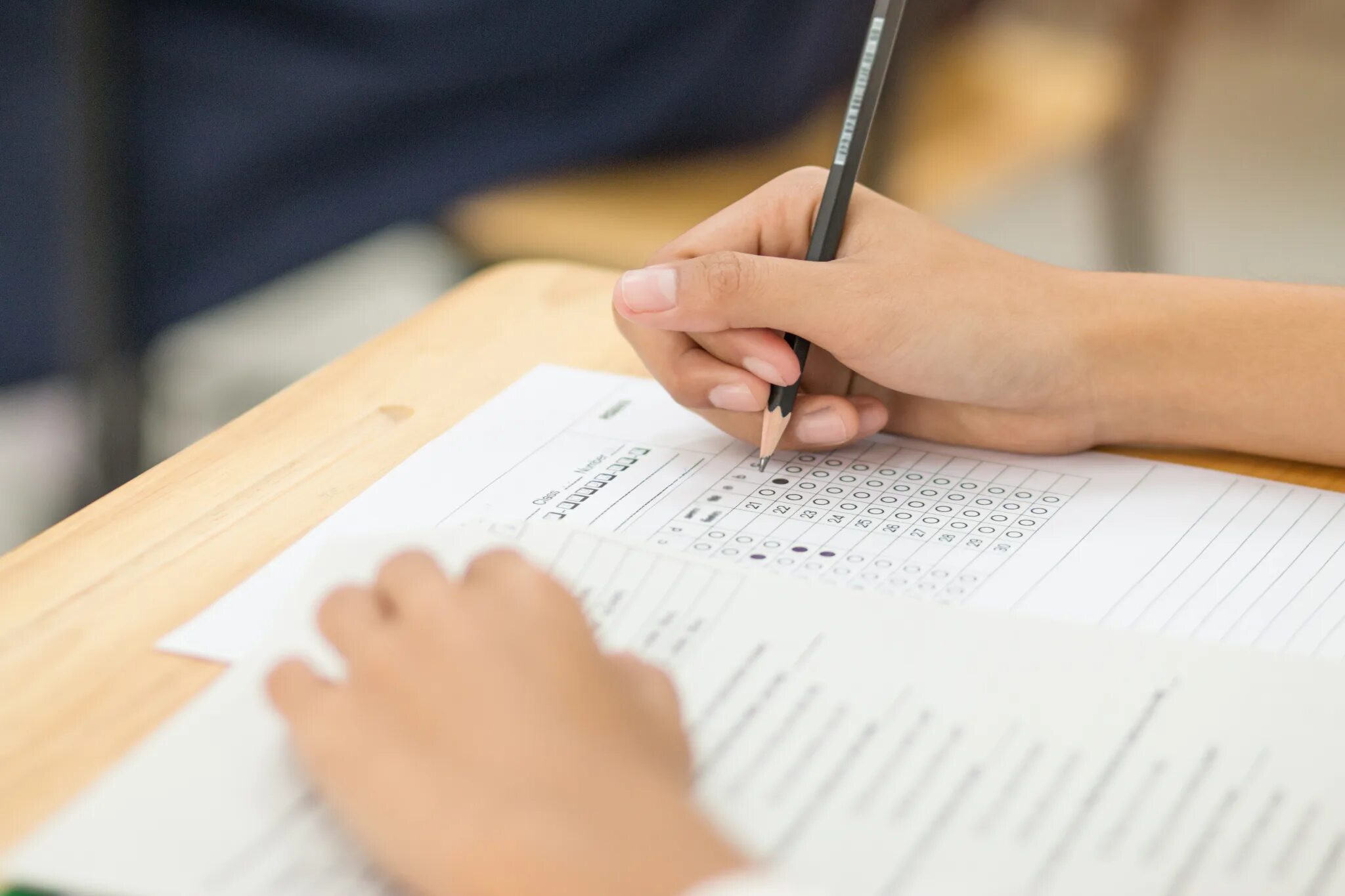 Пробный экзамен фон. Пробный экзамен английский картинка. Exam Test. Рука тест бумага.