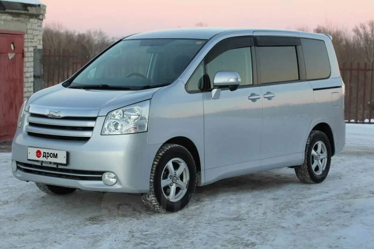 Toyota Noah 2009. Тойота Noah 2009 4вд. Купить Ноах 14 17 год Владивостоке.