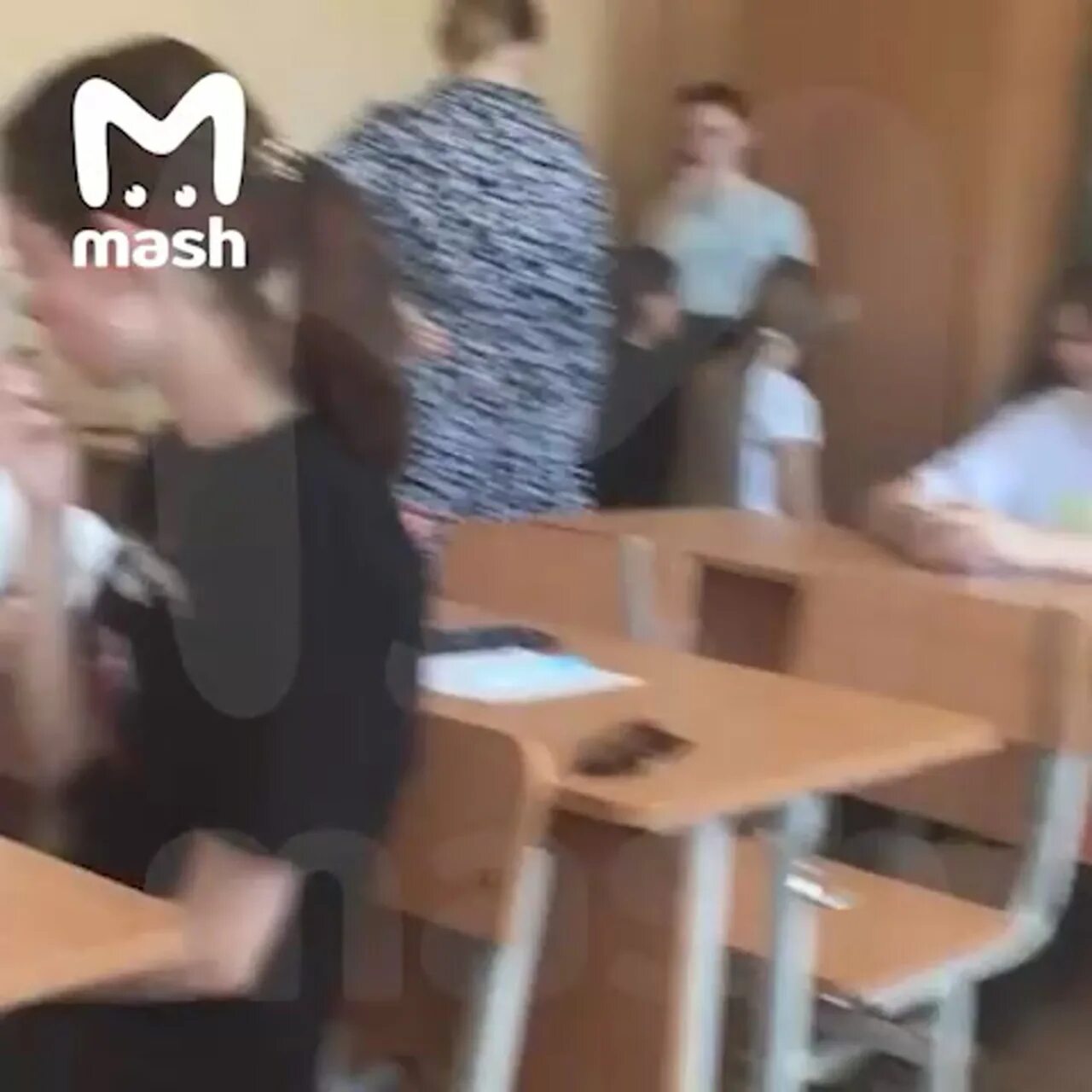 Училка с ножом. Нападение школьника на учителя Тула. Красноярский школьник школы 72 набросился на учителя.
