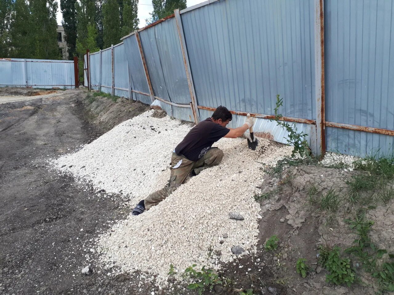 Каким щебнем засыпать. Отсыпка участка щебнем. Подсыпка участка щебнем. Засыпка гравием площадки. Щебень на участке.