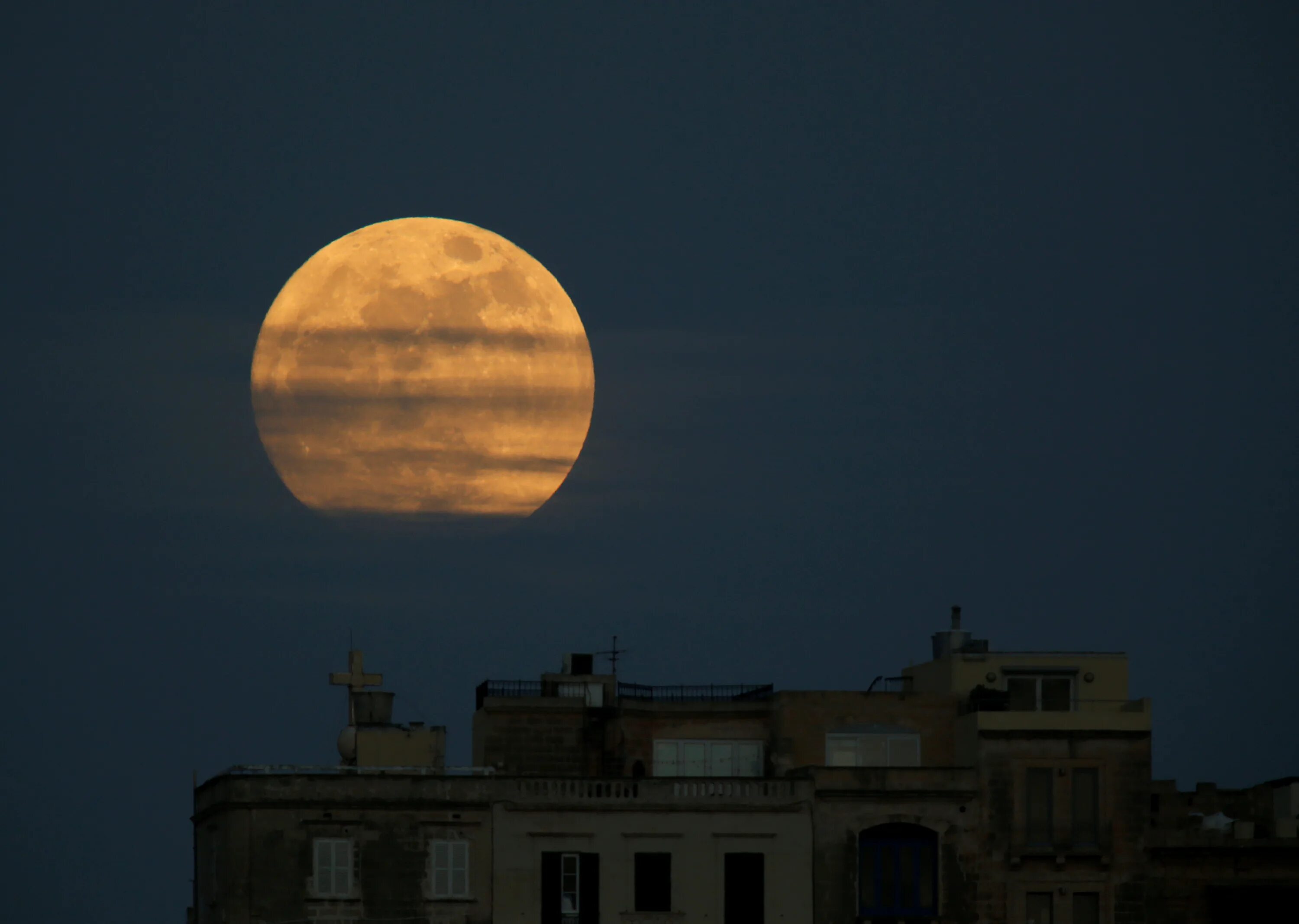 России луна сегодня. Греция суперлуние. Суперлуние 2018. Огромная Луна. Очень большая Луна.