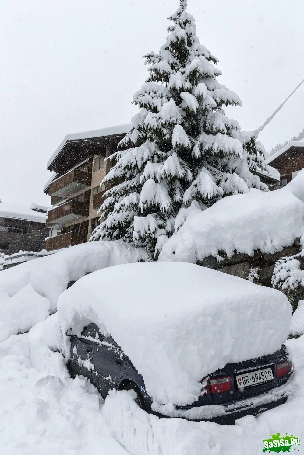 Выпало много снега. Много снега перевод. Много снега. Кировск мурманская область много снега. Много снега прикол.