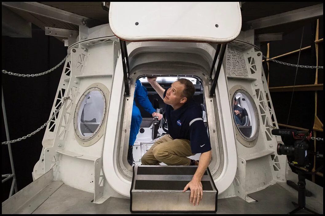 Space here. Капсула Crew Dragon. Crew Dragon SPACEX. Крю драгон космический корабль. Crew Dragon на МКС.